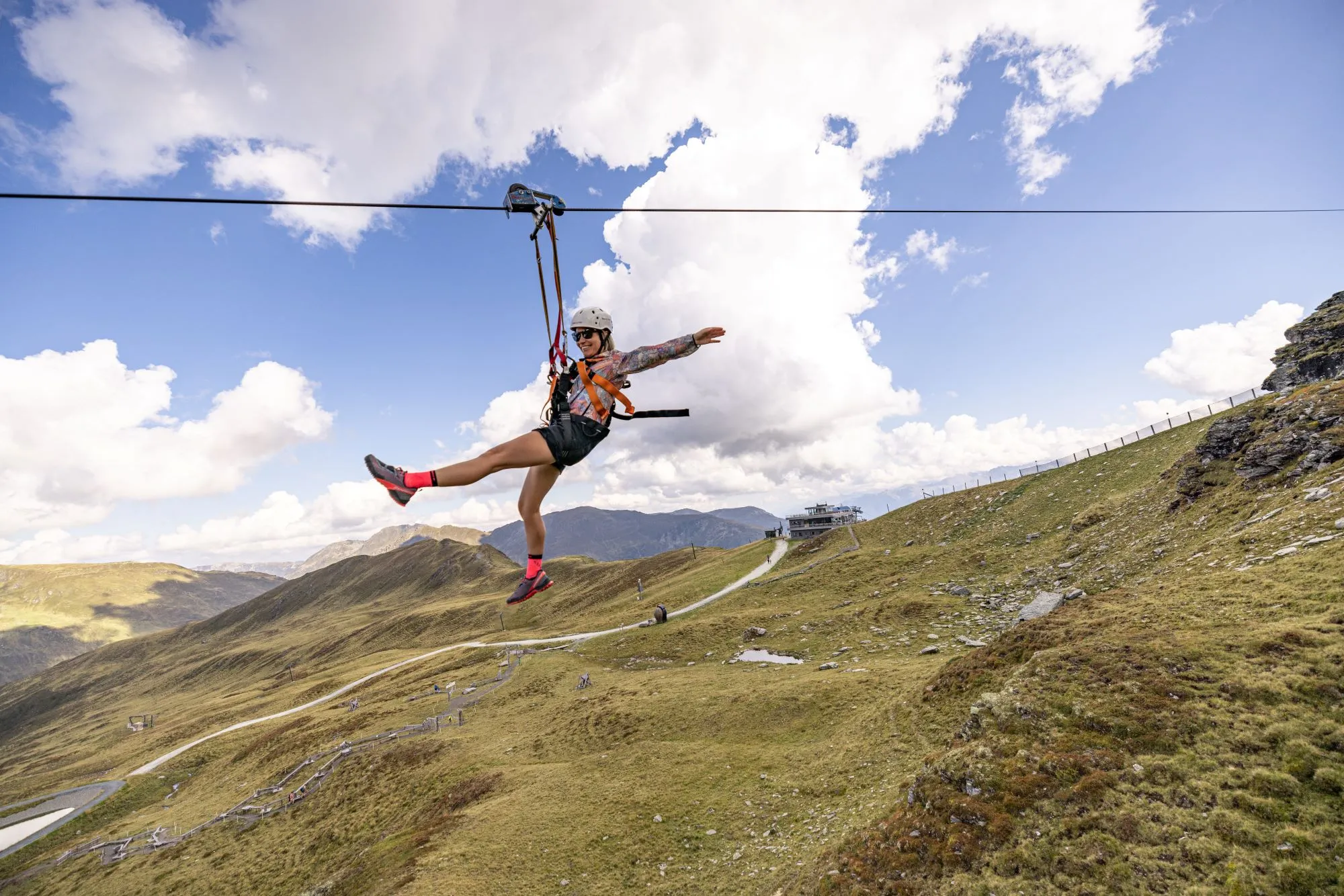 rasantes Flugerlebnis mit Panorama über die Zillertaler Alpen in Tirol