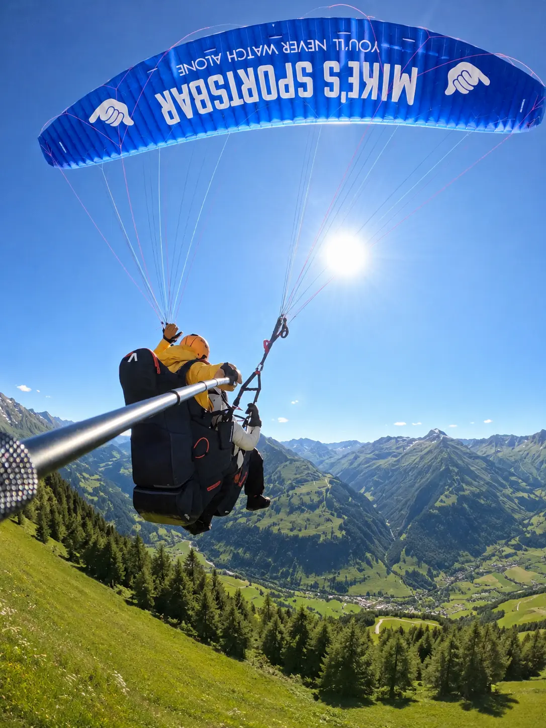 Tandemflug über das Tal im Sommer