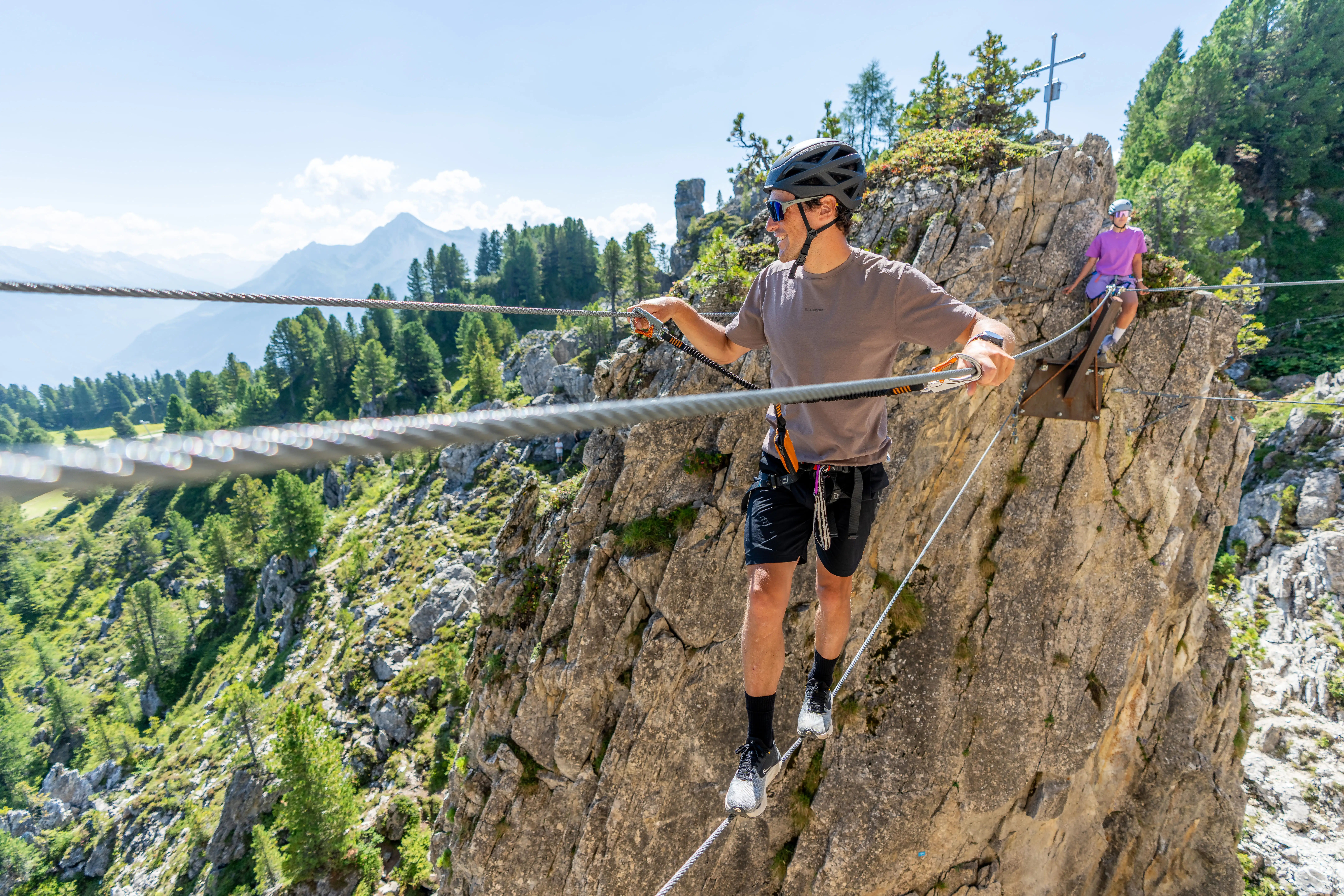 alpine Kletterroute und Abenteuerparcours mit beeindruckendem Bergpanorama in Tirol