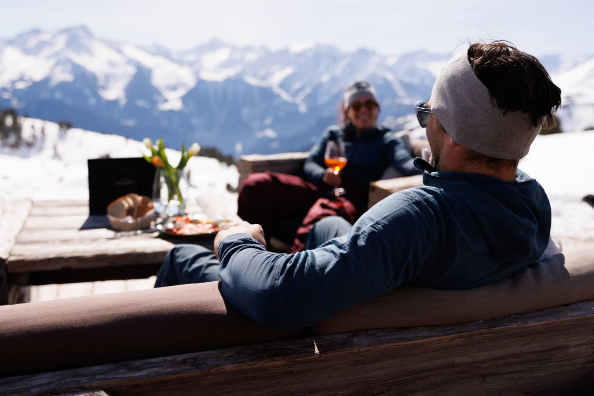 gemütlich auf der Terrasse im Winter auf dem Berg