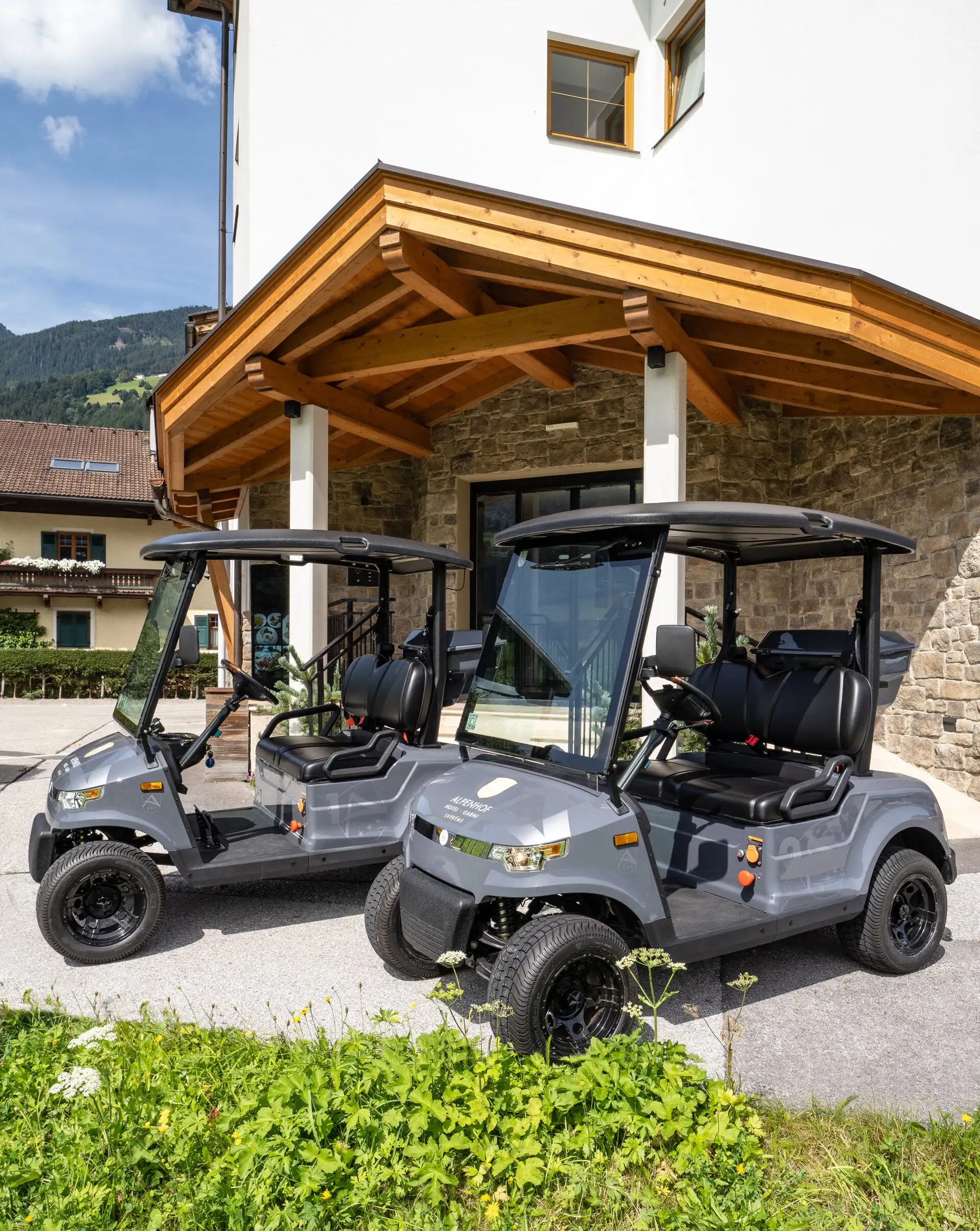 E-Clubcars voor de ingang van het hotel