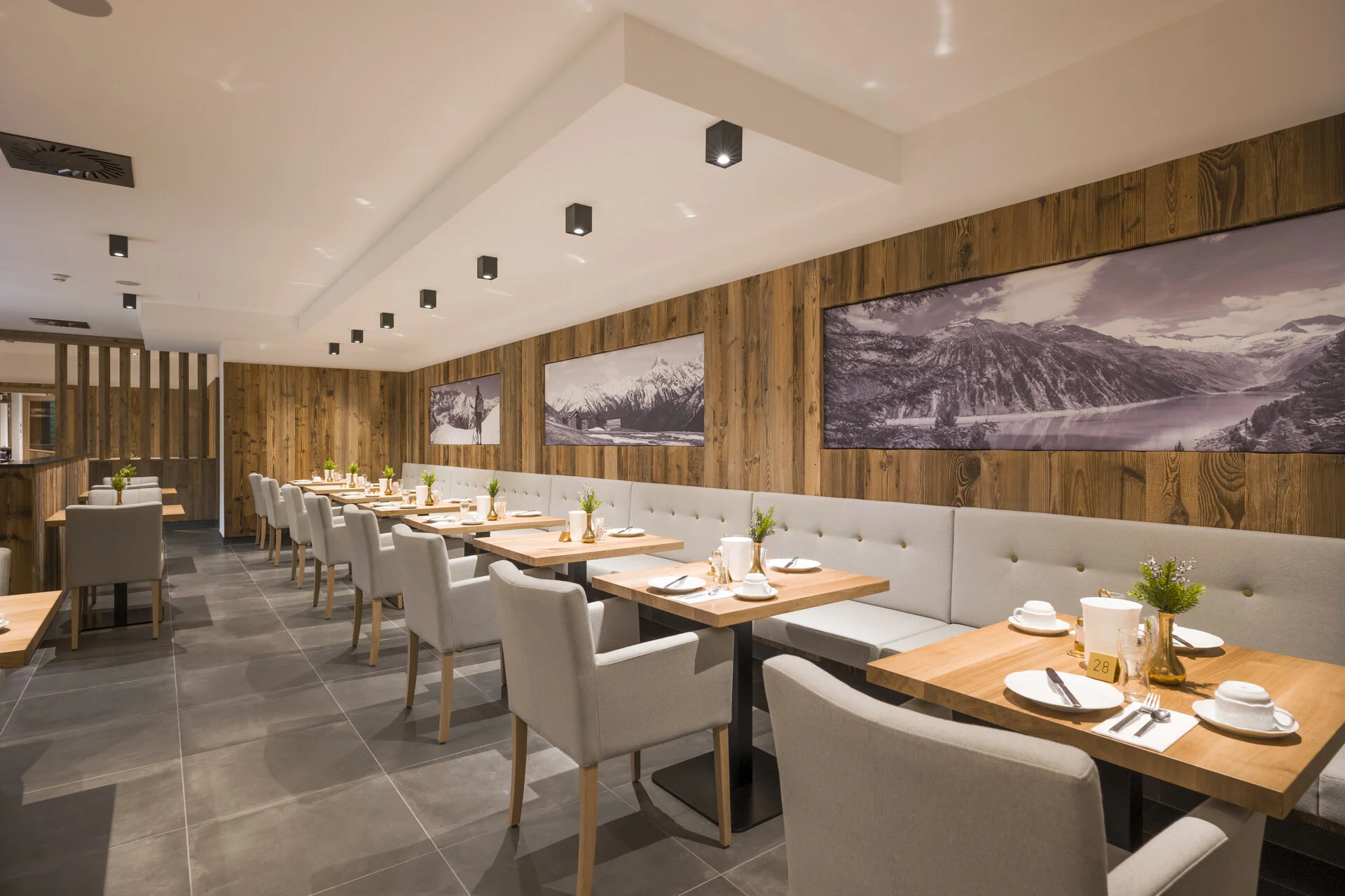 Moderner Frühstücksraum im Hotel Alpenhof für ein stilvolles Frühstücken im Zillertaler Ambiente