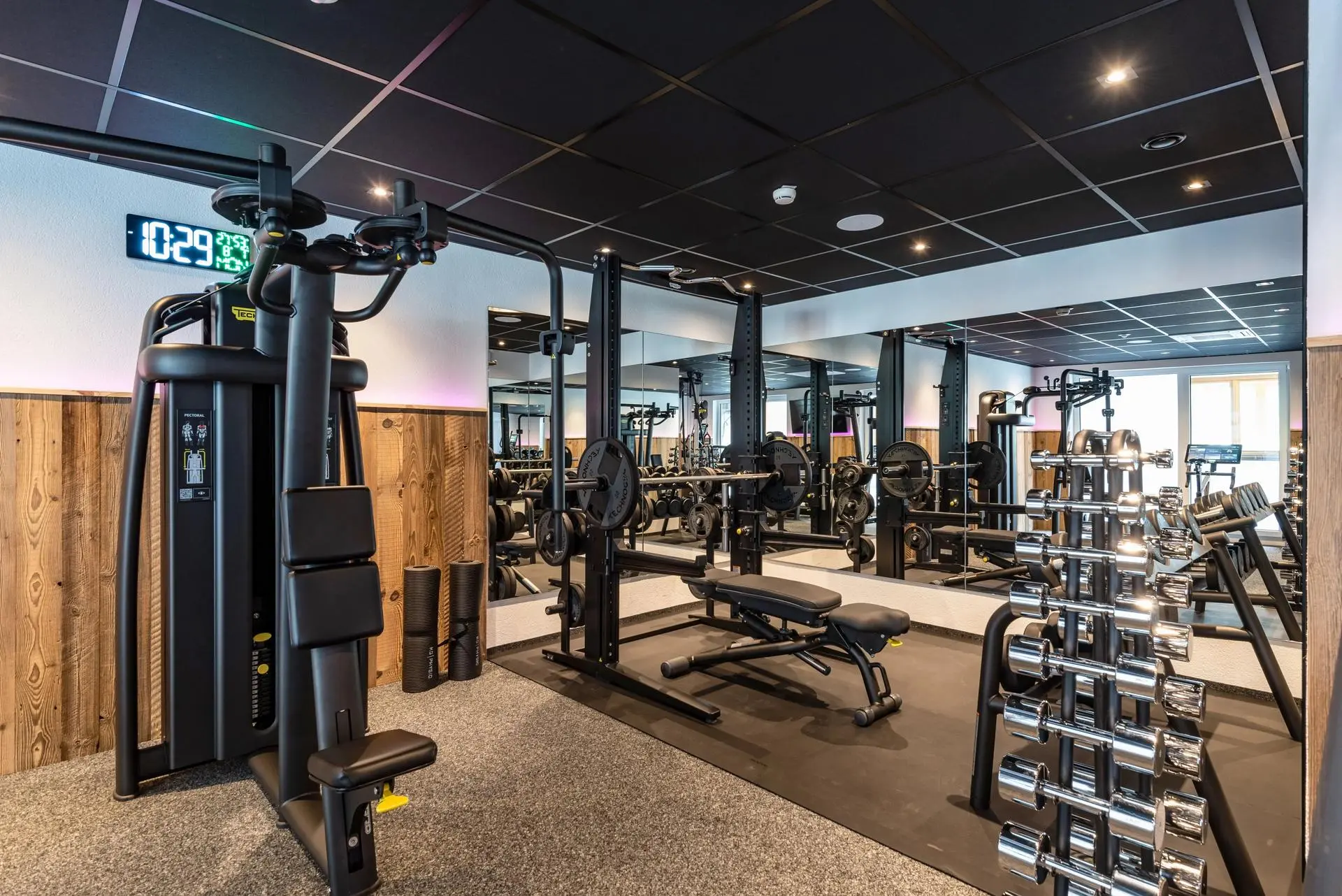 Fitnessbereich Brustpresse Kraftstation