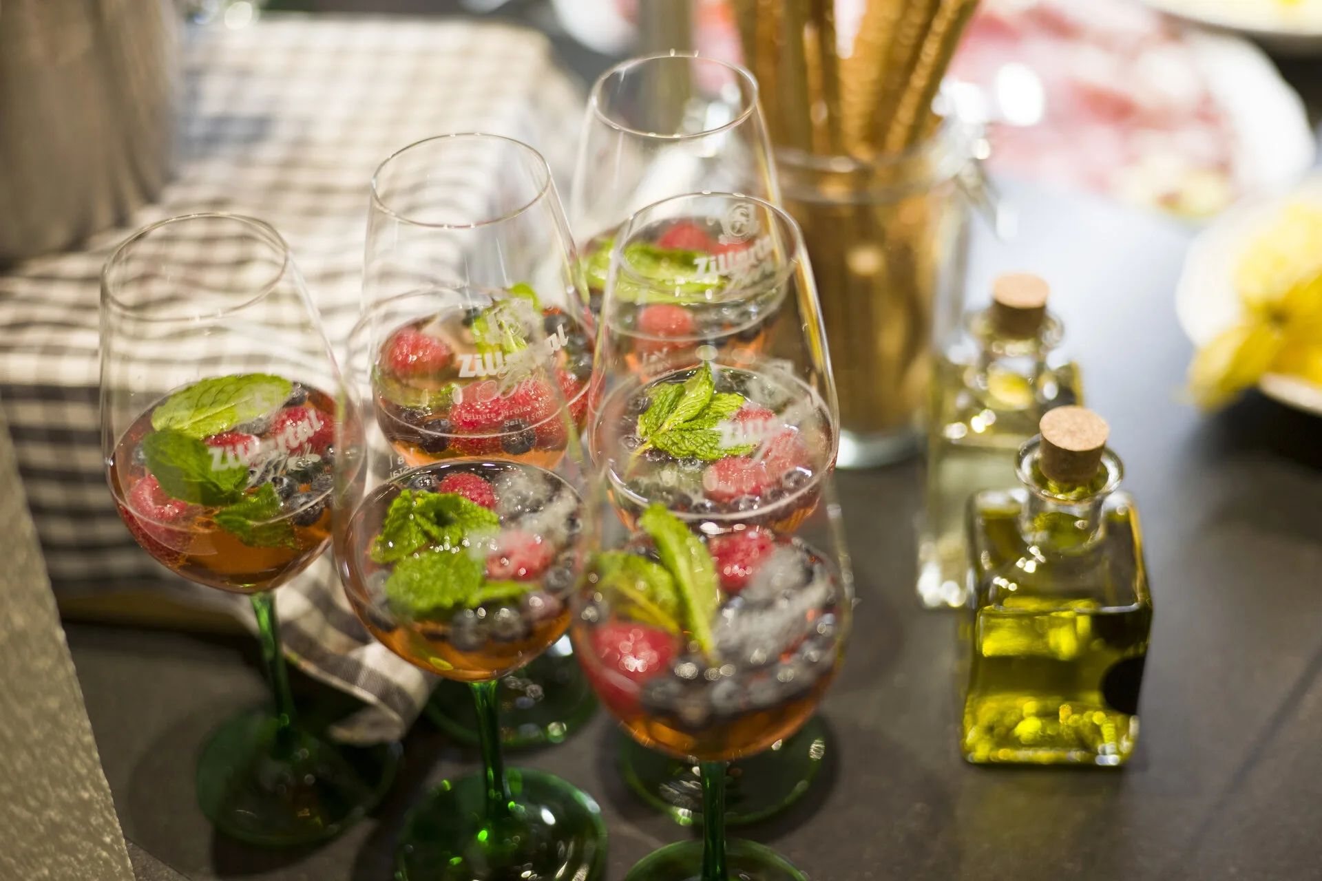 Sekt mit Fruchten