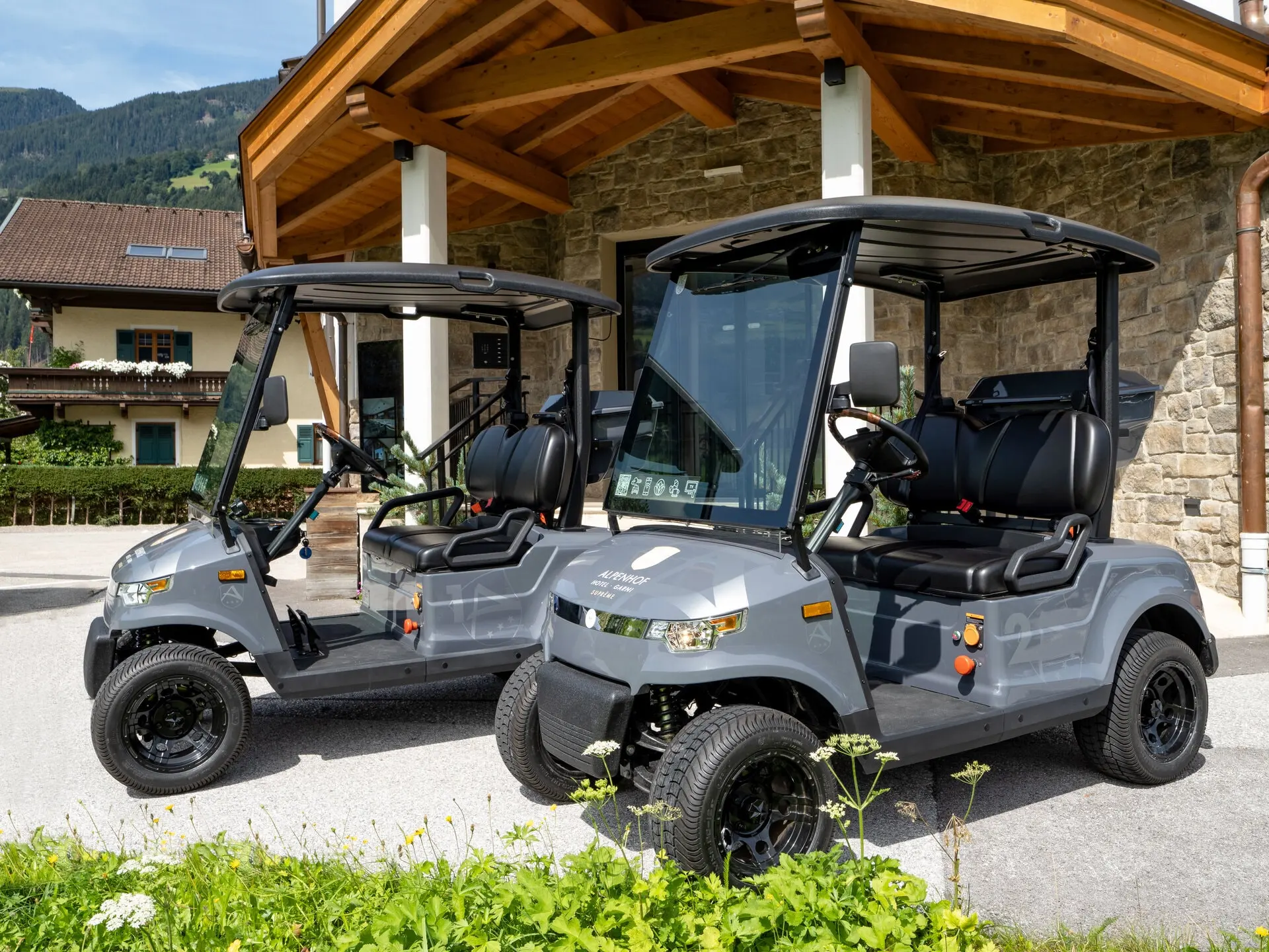 Clubcars vor dem Hoteleingang