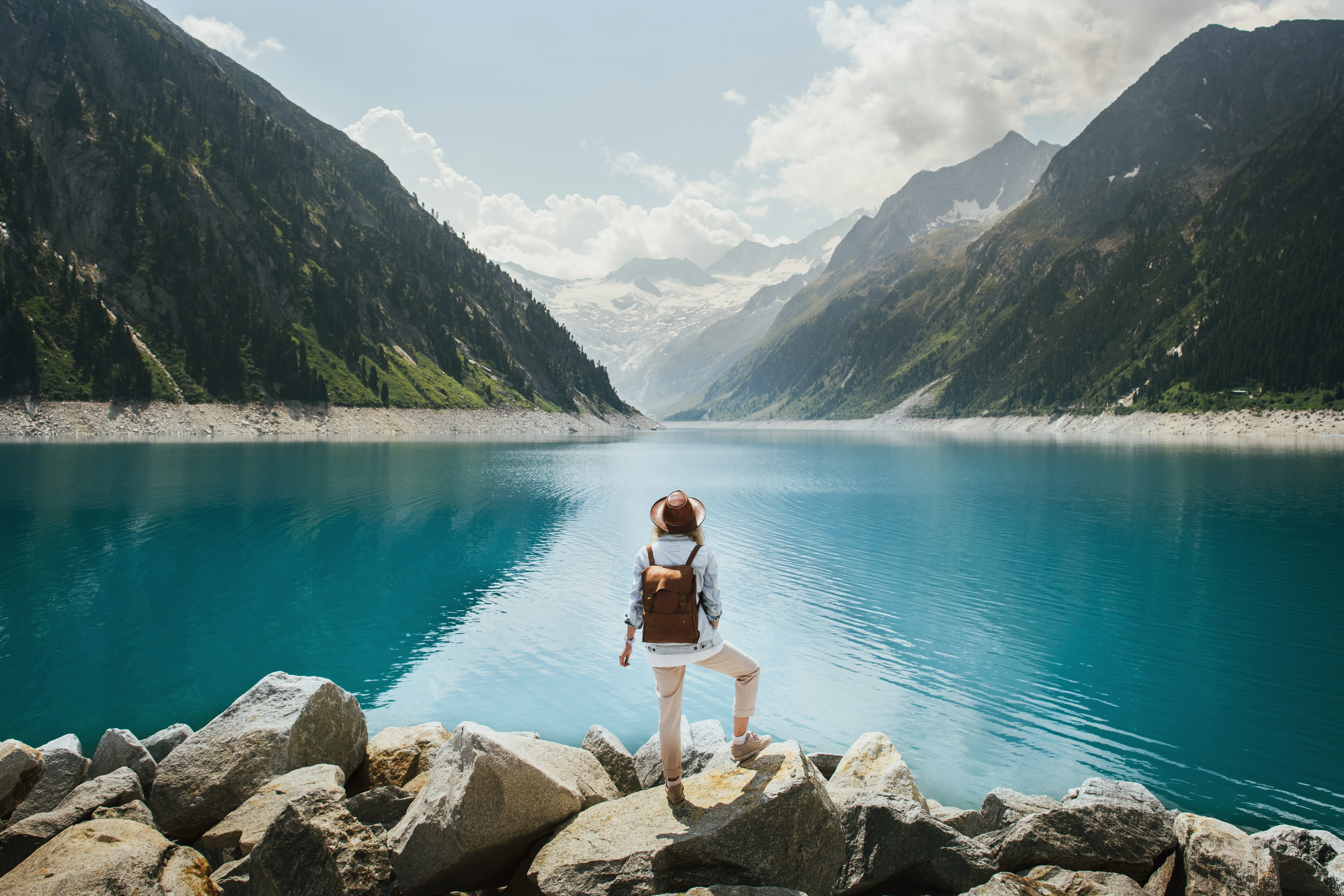 Bezoeker aan een bergmeer in het Zillertal met uitzicht op de Tiroolse Alpen en gletsjerlandschap