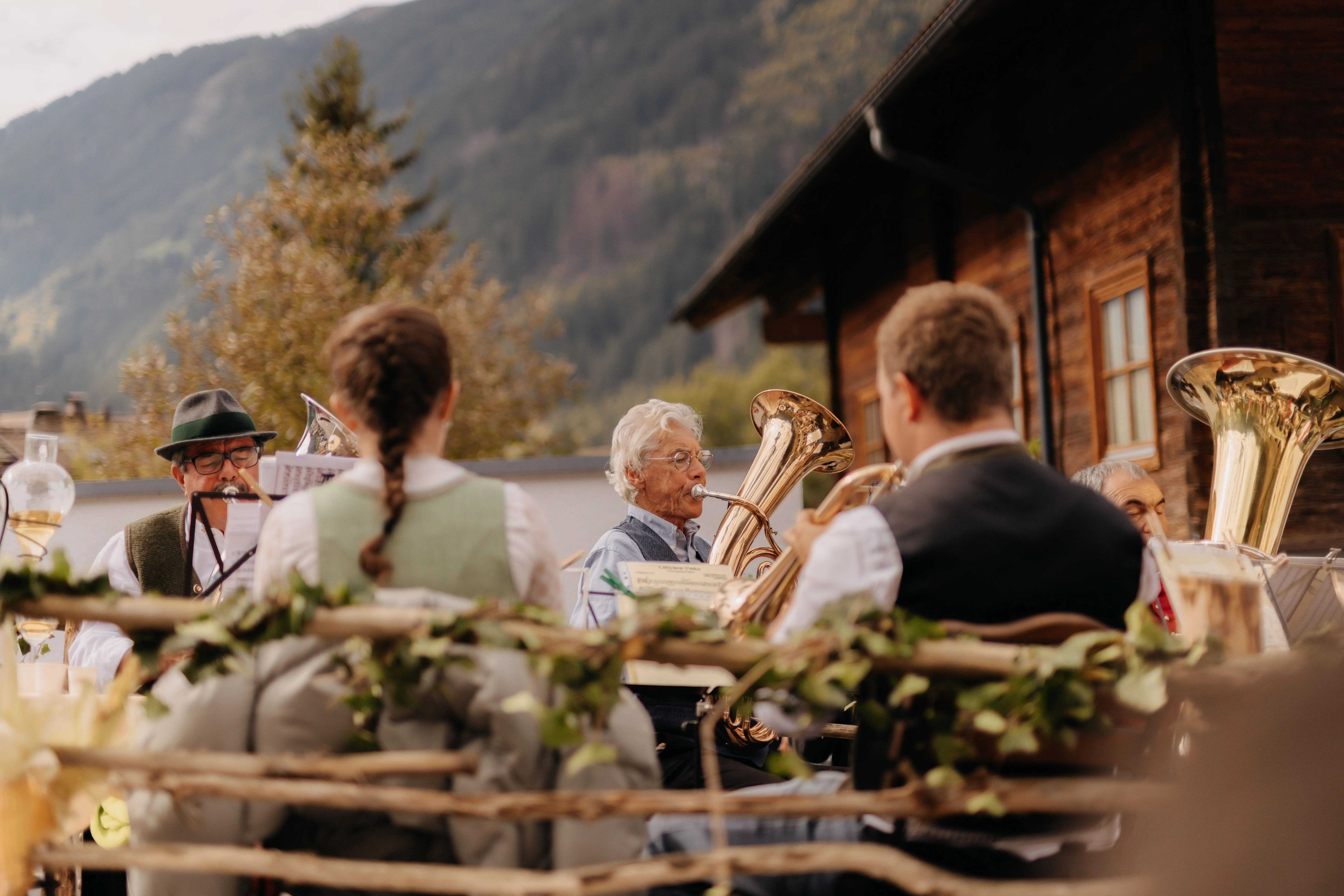 Tirools traditioneel evenement in het Zillertal met blaaskapel en Alpenpanorama