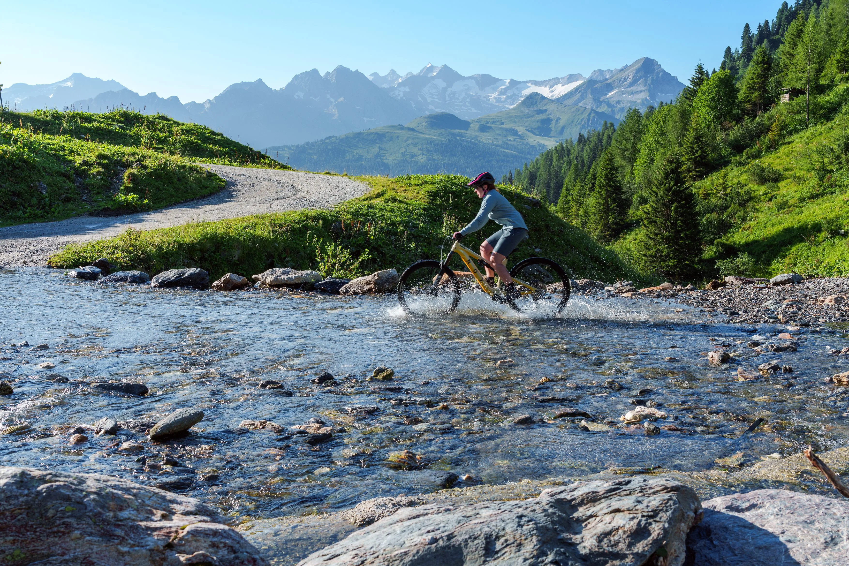 Mountainbiken in het Zillertal in Tirol tijdens een zomervakantie in Oostenrijk