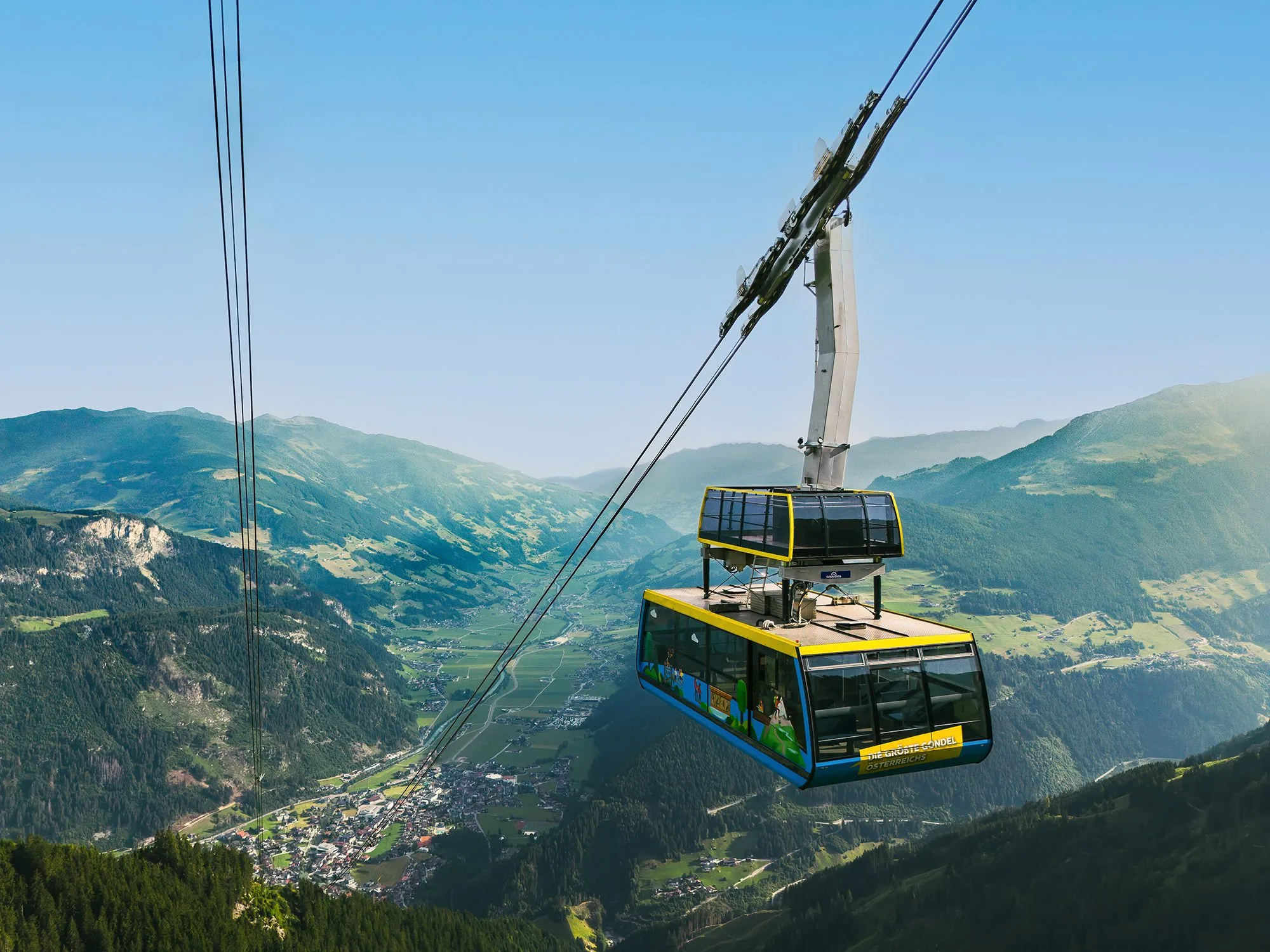 Panoramabaan van de Zillertaler bergbanen met uitzicht op de Alpen