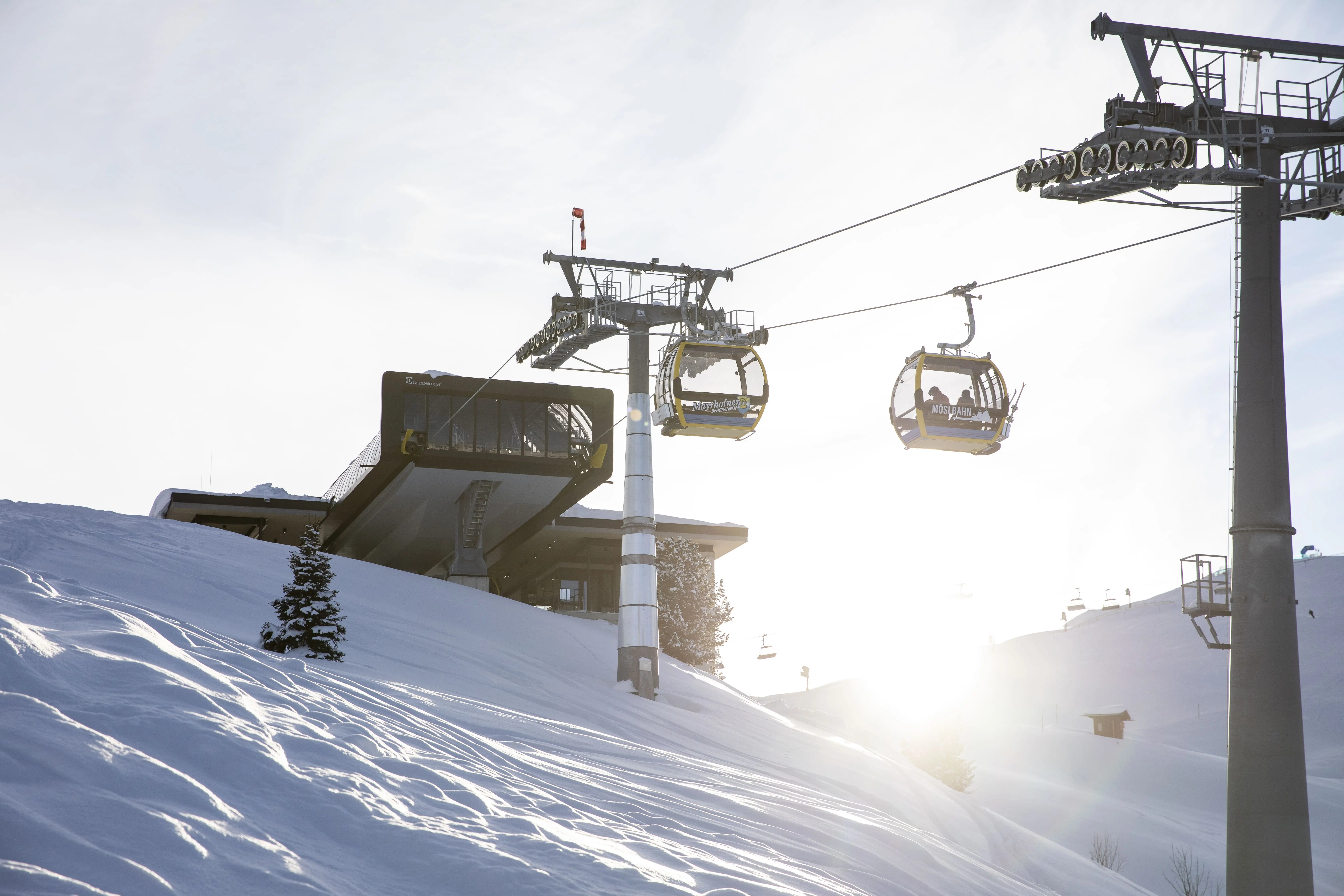 Skivakantie in Oostenrijk met moderne bergbanen in het Zillertal en een besneeuwd Alpenlandschap