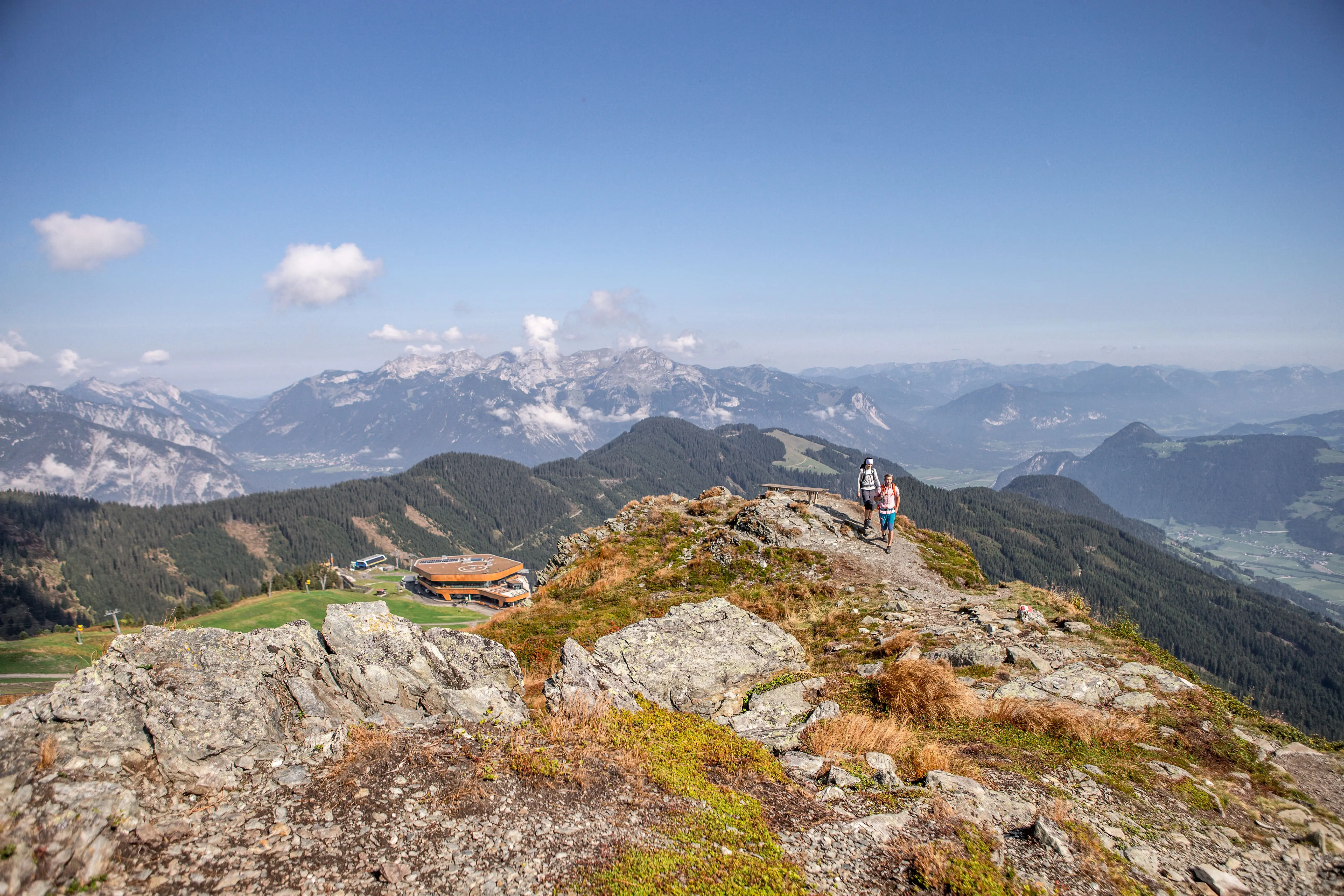 Wandelaars op de Spieljoch met panoramisch uitzicht op de Zillertaler Alpen – ontspannen zomervakantie in het Zillertal midden in de natuur