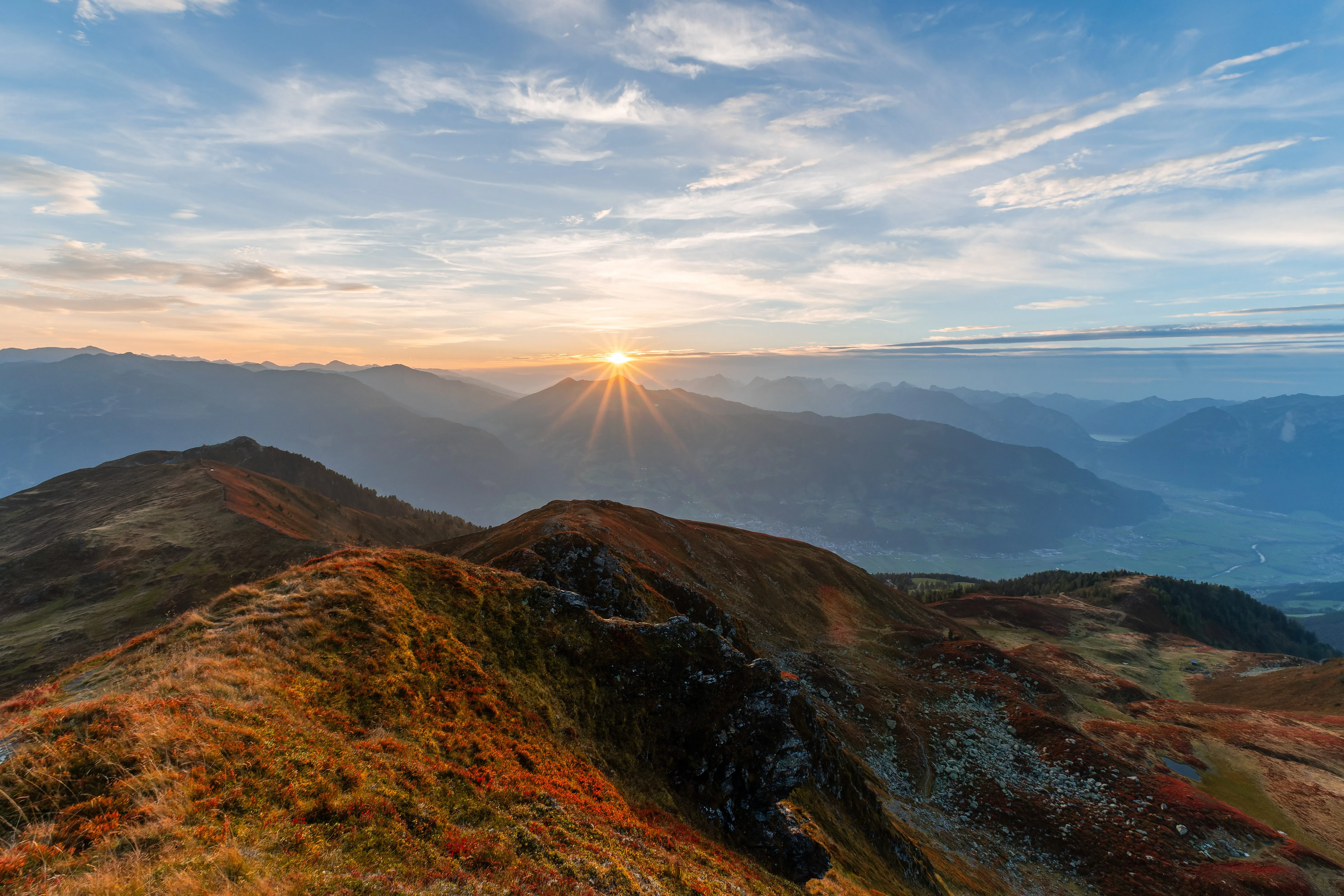 Sonnenaufgang in den Zillertaler Alpen mit Panorama über die Tiroler Bergwelt