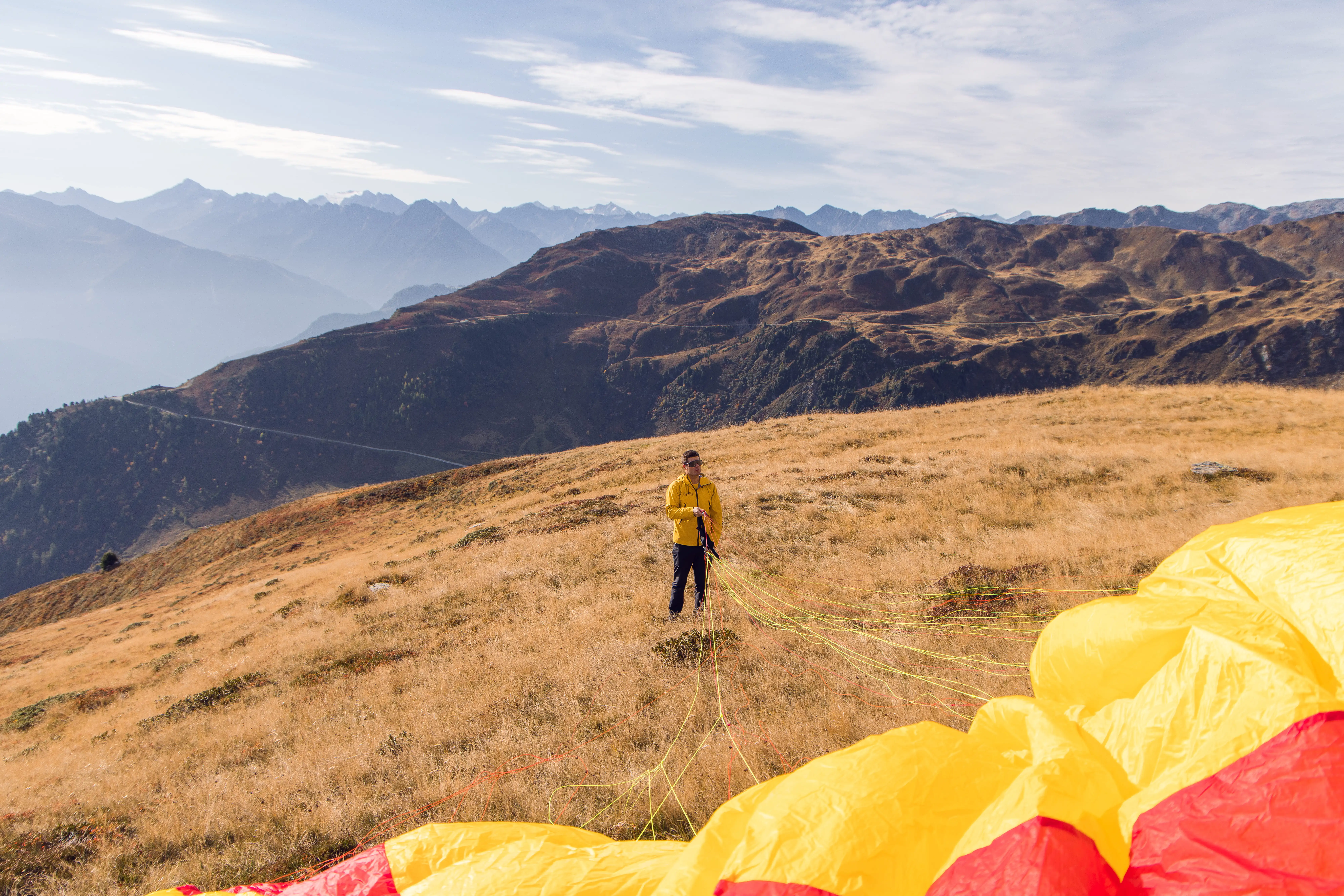 Paragliden in het Zillertal met panoramisch uitzicht over de Tiroolse Alpen nabij Zell am Ziller