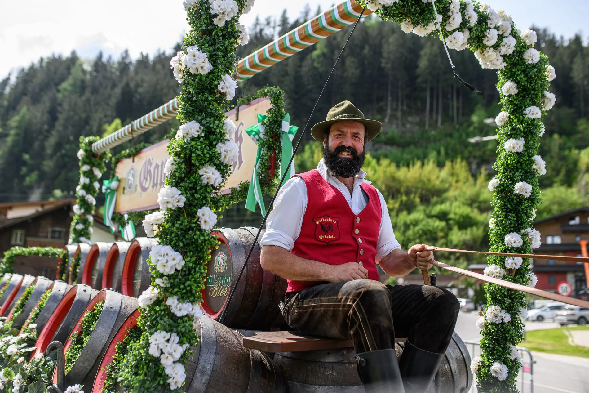 Traditionele praalwagen tijdens het Gauder Fest 2026 in het Zillertal in Tirol