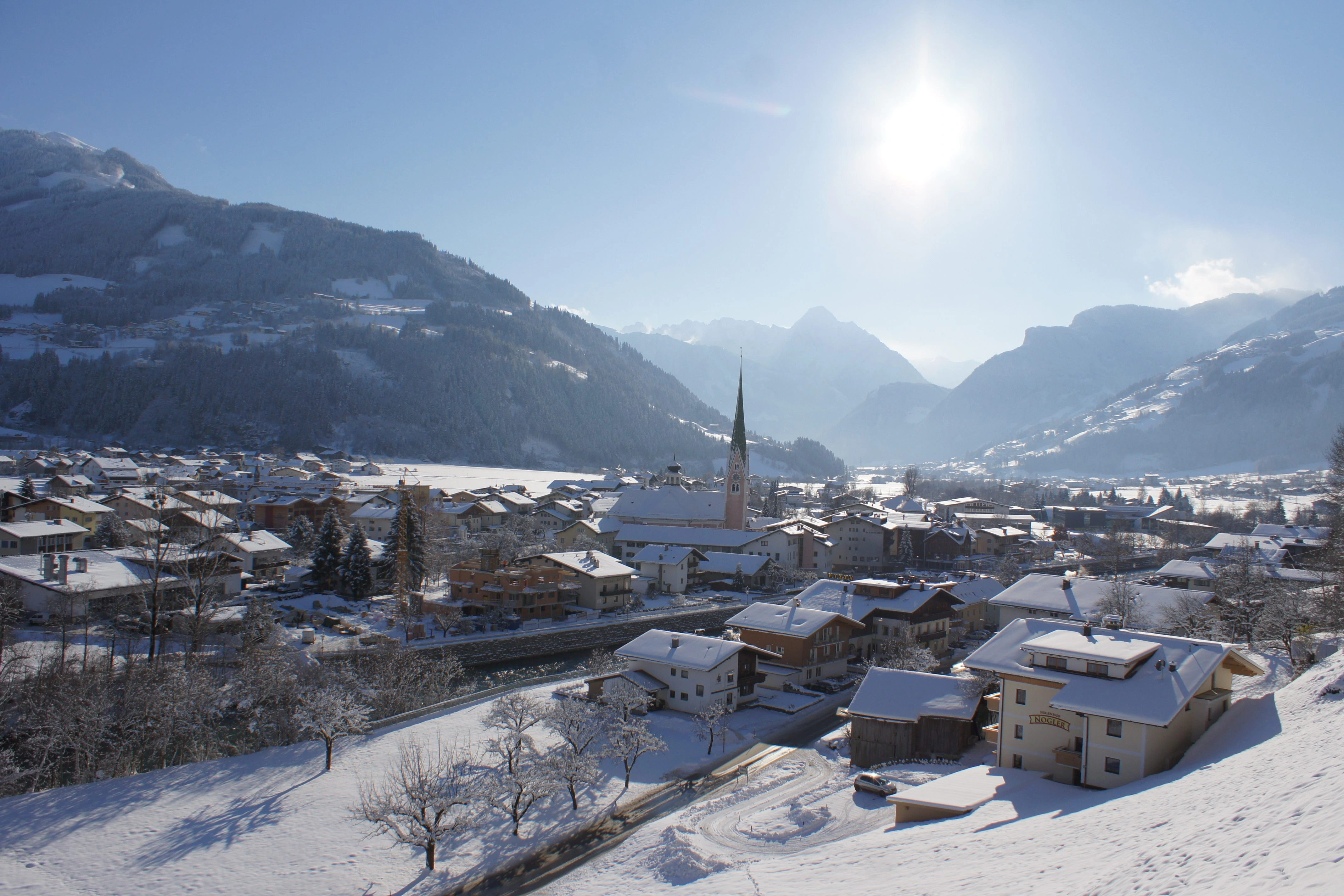 Besneeuwd Zell am Ziller in het hart van het Zillertal in Tirol