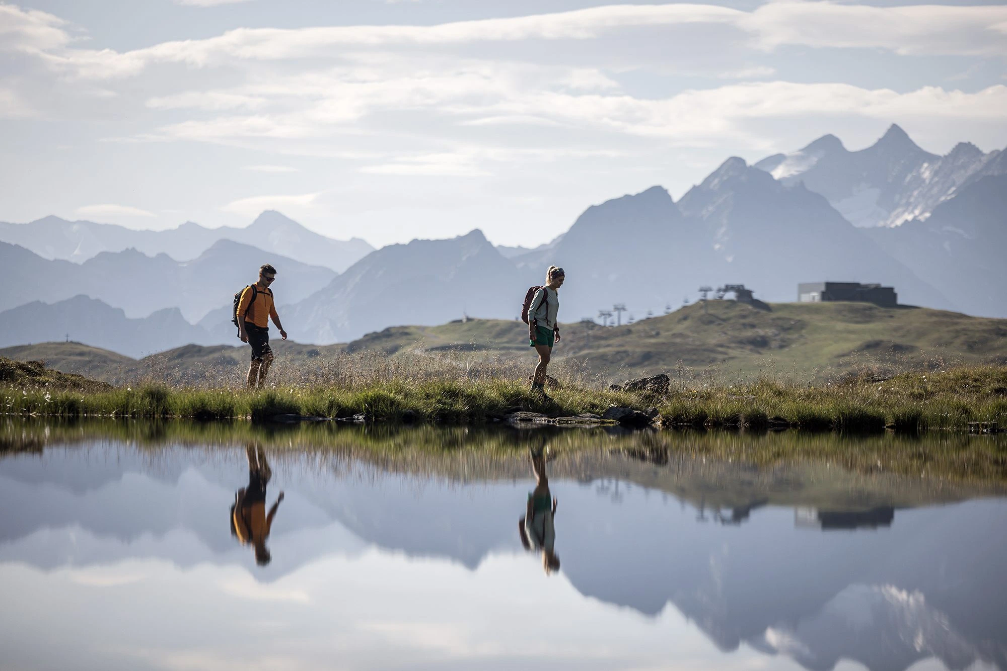 Verborgen natuurplekken in het Zillertal met wandelaars aan een bergmeer in Tirol