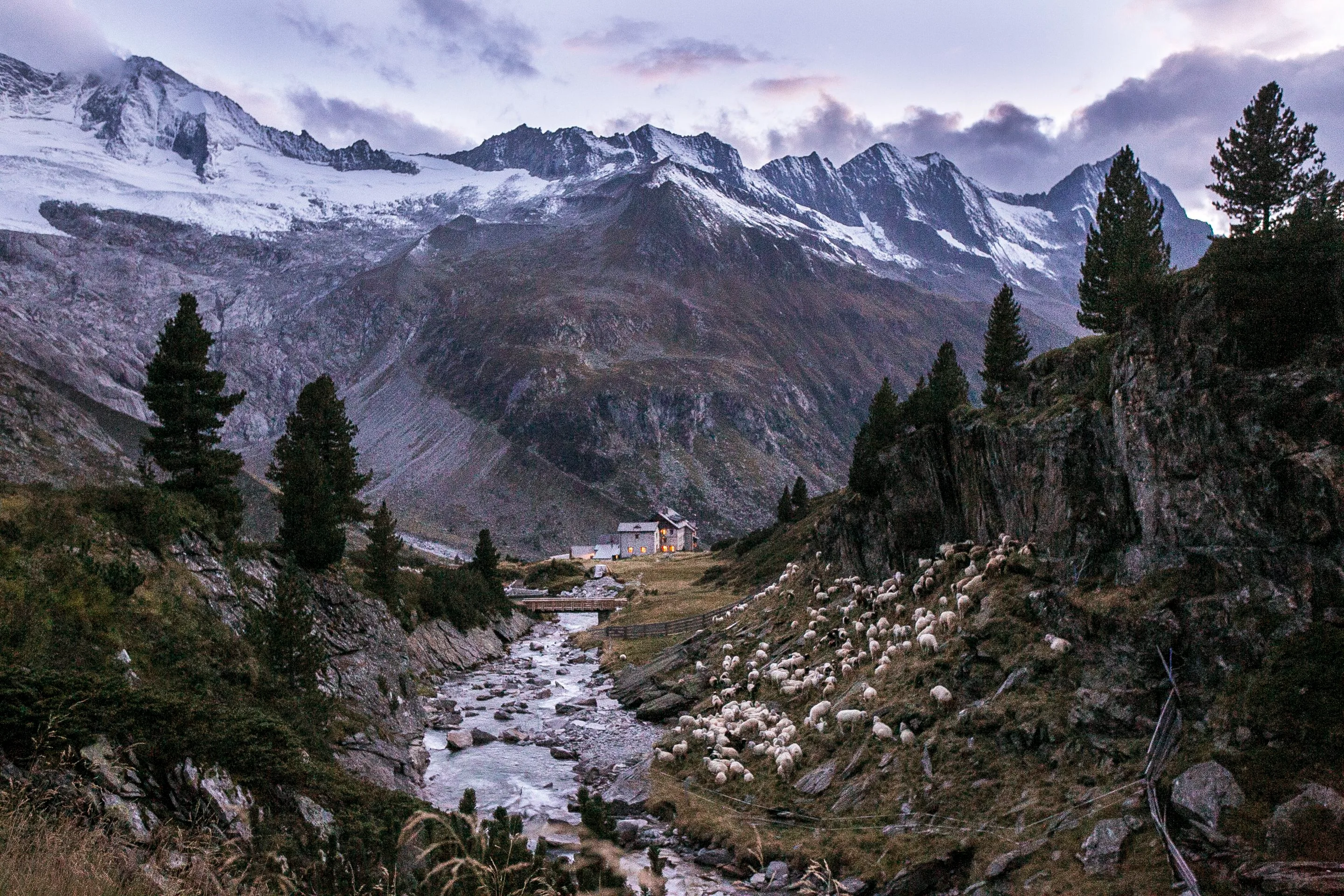 Wandererlebnis am Berliner Höhenweg mit Berghütte und Gletscherpanorama im Zillertal