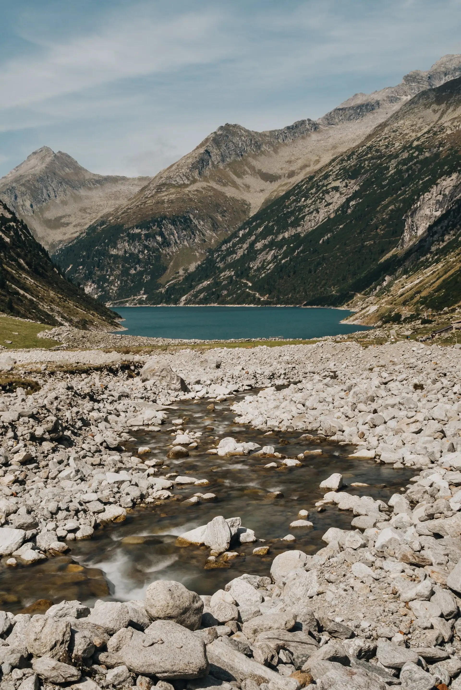 Wandeling naar de Hohenaualm in het Zillertal met een turquoise bergmeer en ruig Alpenlandschap