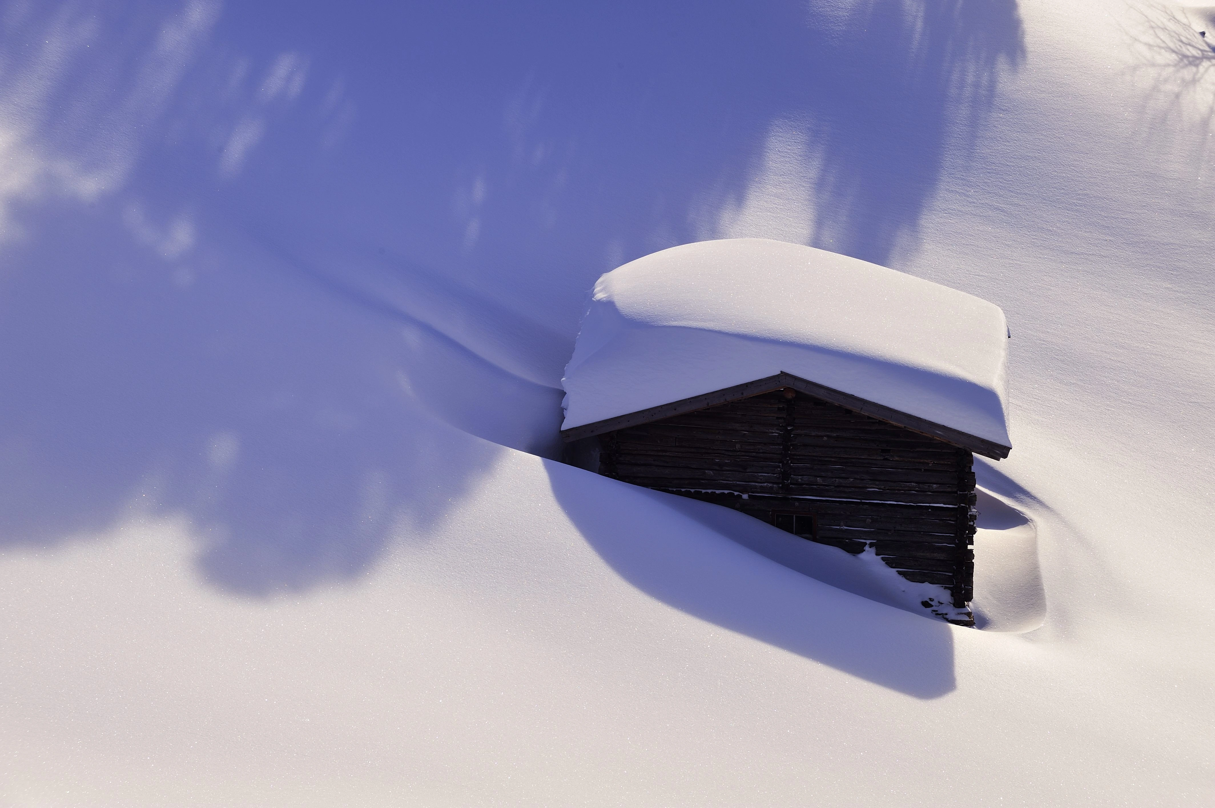 Wintervakantie in het Zillertal met idyllisch sneeuwlandschap en berghut