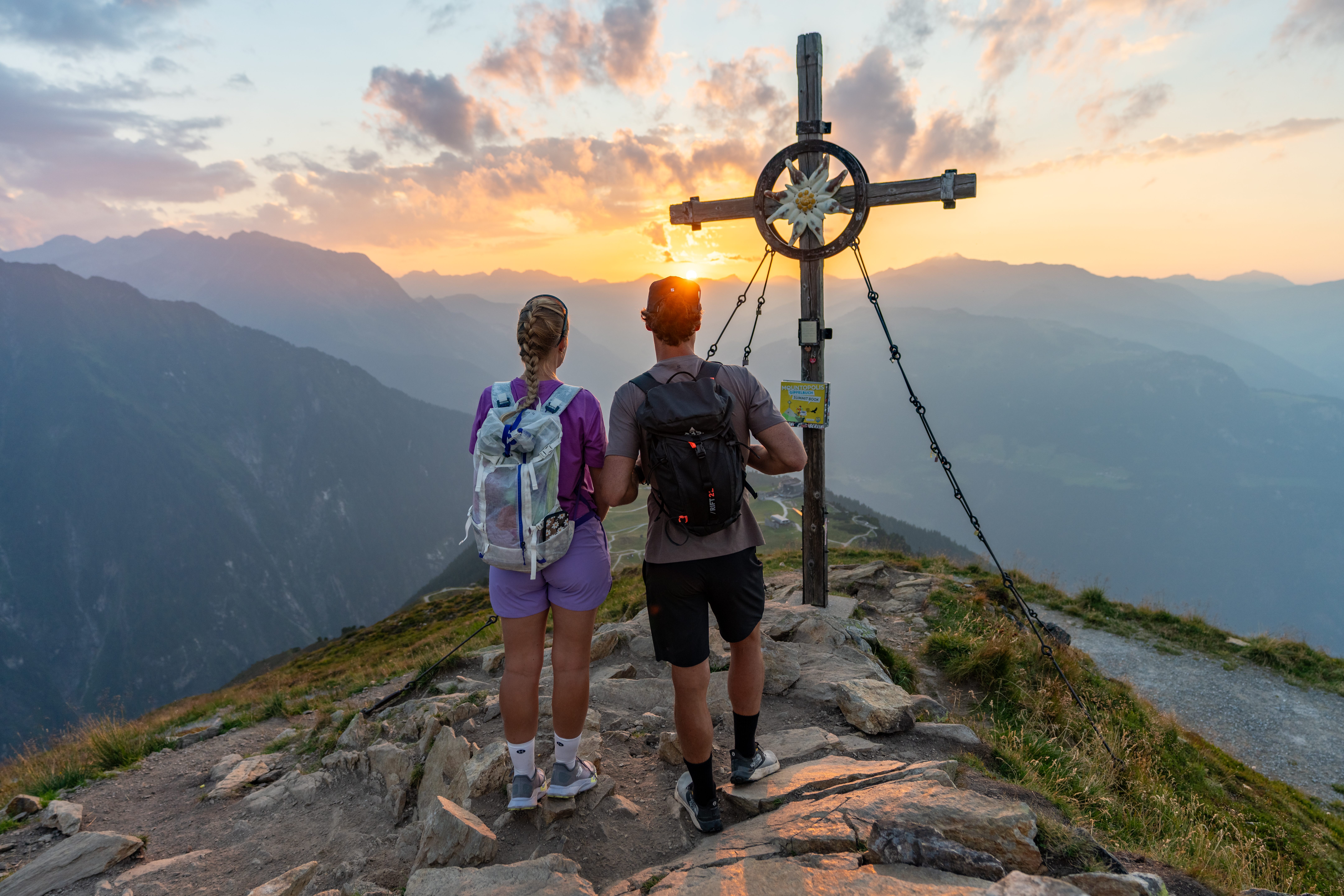 Zillertal in oktober met wandelaars bij zonsondergang op een bergtop in de Tiroolse Alpen
