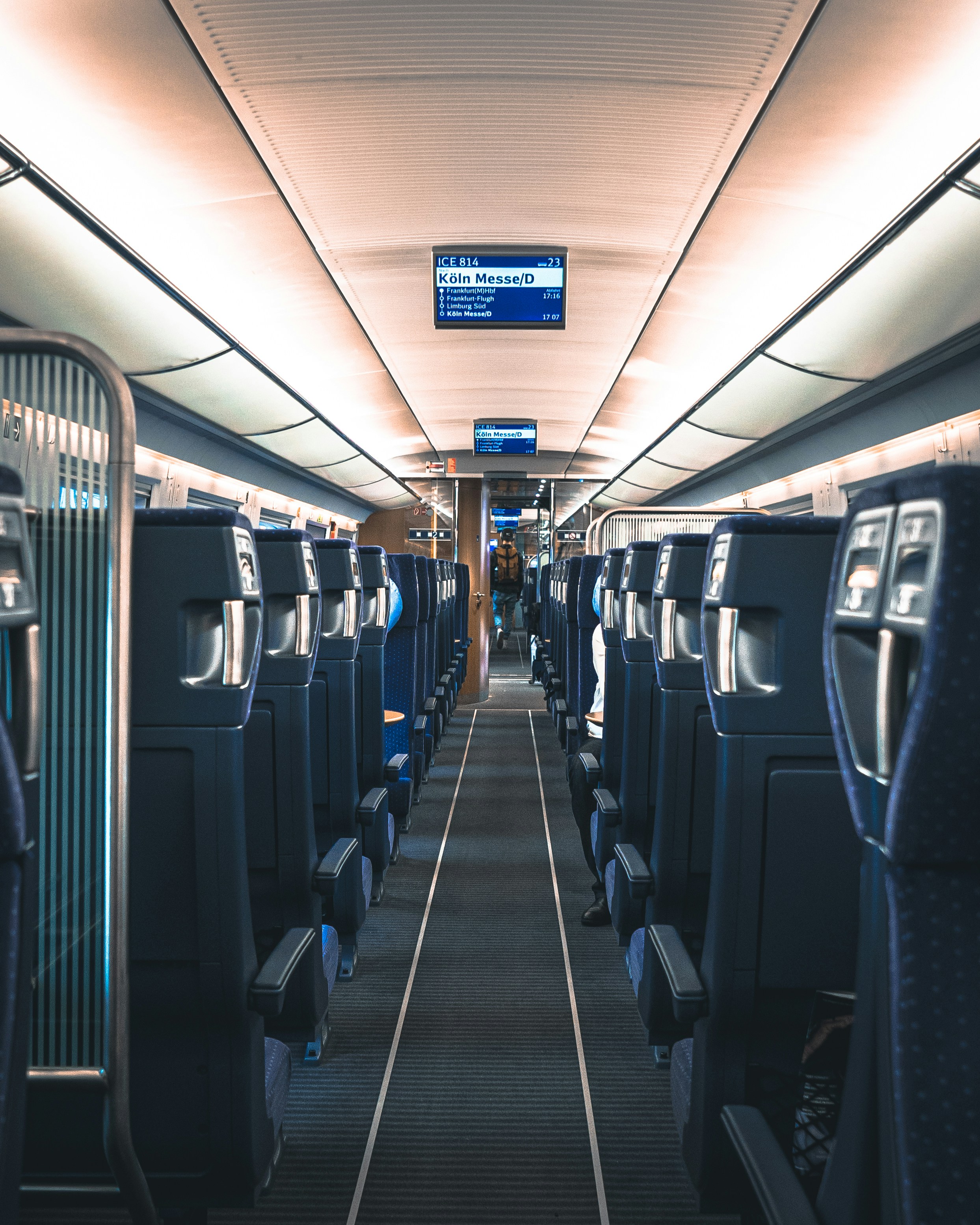 Zug Waggon mit Komfort Sitzen