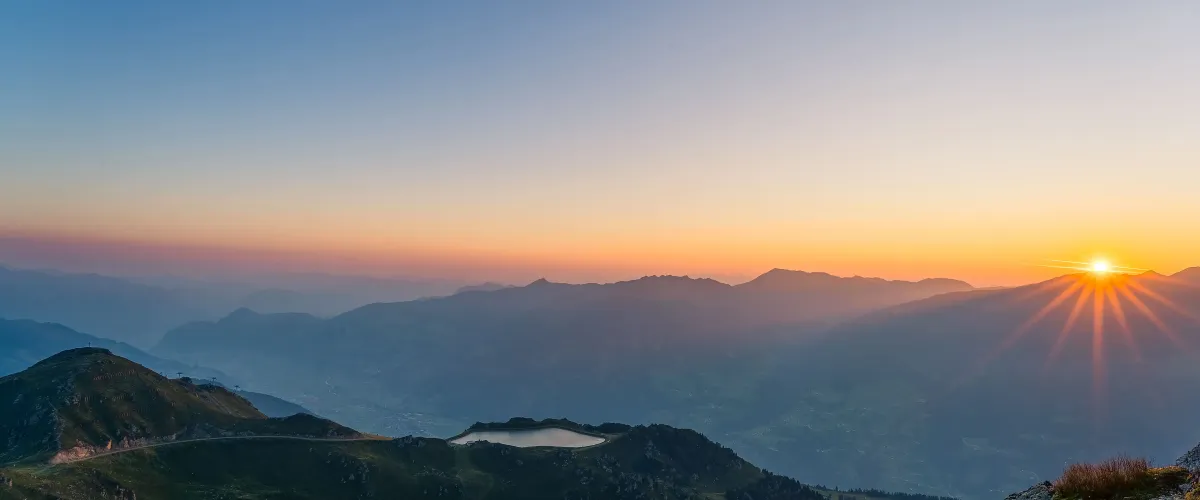 Zonsopgang boven de Zillertaler Alpen bij het Kaltenbacher Wetterkreuz – slow travel en ontspanning tijdens een zomervakantie in het Zillertal
