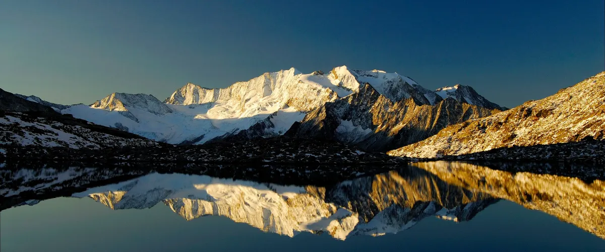 Bergmeer in het Zillertal met weerspiegeling van de Tiroolse Alpen en gletsjerlandschap