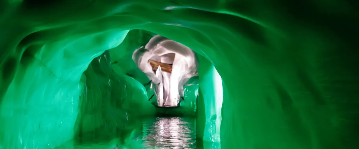 Mysterieus ijslandschap in het Zillertal met het Natuurijspaleis op de Hintertuxer Gletsjer