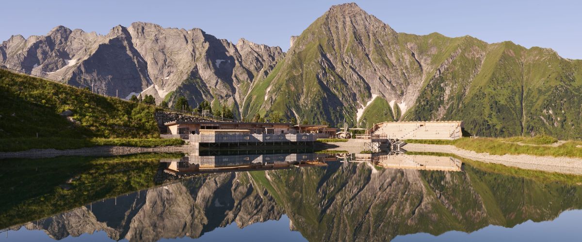 Herfstvakantie in het Zillertal in oktober met panorama op de Tiroolse Alpen en een rustig bergmeer