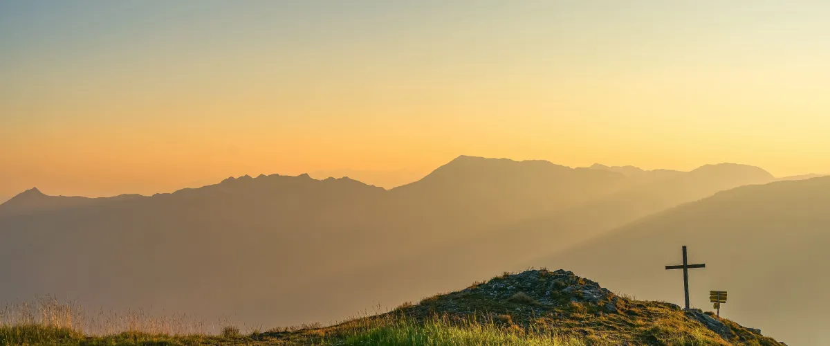 Zonsopgang bij het Kaltenbacher Wetterkreuz in het Zillertal – herstel en ontspanning tijdens een wandelvakantie in de Tiroler Alpen