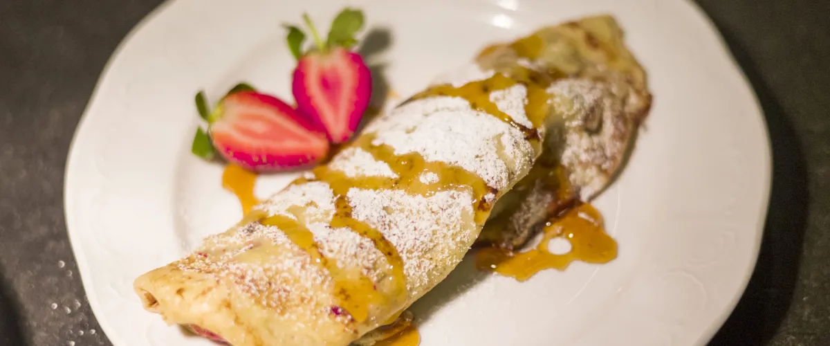 Ontbijt in het Zillertal met zoete pannenkoeken en regionale specialiteiten in het hotel