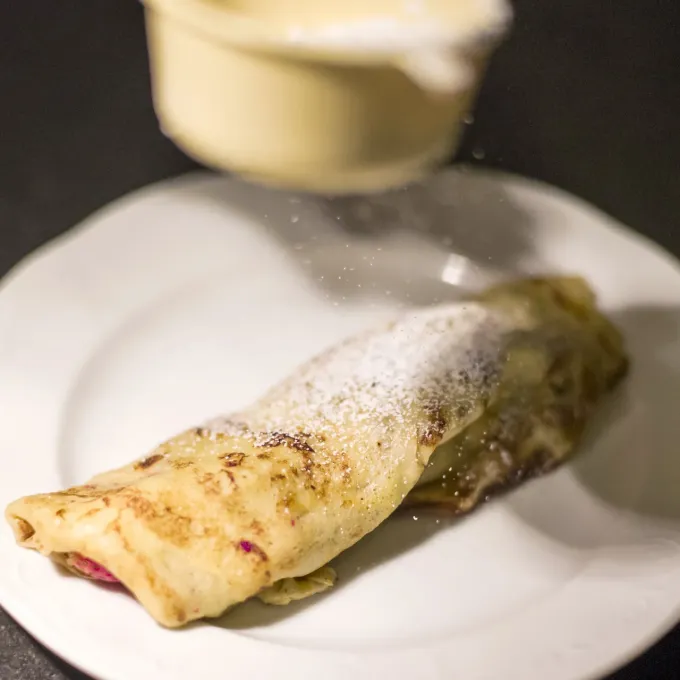 Preparation of pancakes with powdered sugar