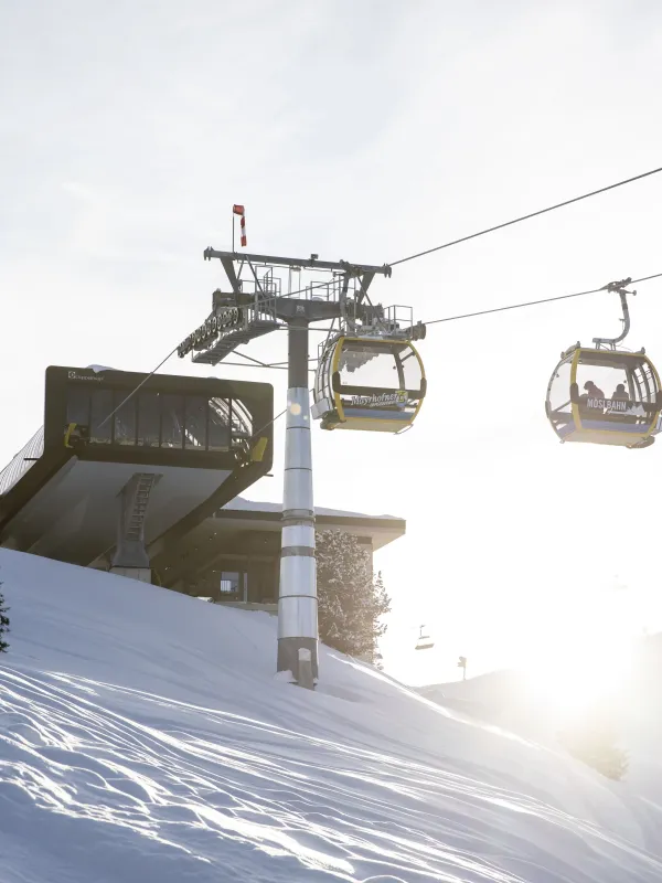 Moderne Gondelbahn im Skigebiet Zillertal Arena im Winter nahe dem Hotel Alpenhof in Zell am Ziller.