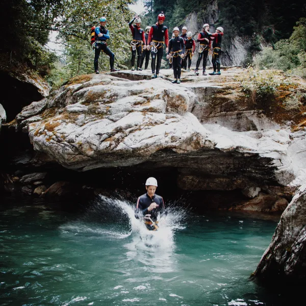 Canyoning im Zillertal – actionreicher Abenteuerurlaub mit Sprüngen, Abseilstellen und kristallklaren Bergbächen in Tirol