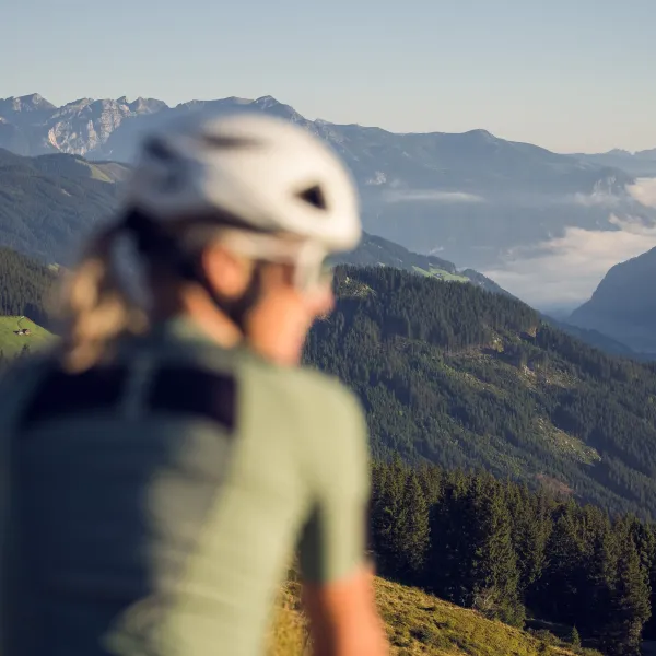 Aktivurlaub Tirol im Zillertal mit Mountainbike und Panorama der Zillertaler Alpen