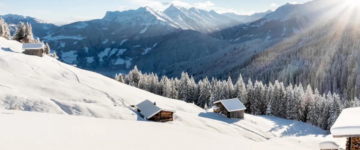 Winterlandschap in het Zillertal met besneeuwd bergpanorama in Tirol