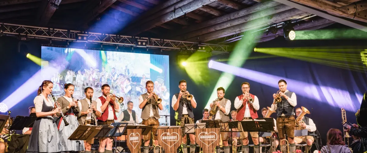 Evenement in het Zillertal met traditionele blaasmuziek en Tiroler festivalsfeer