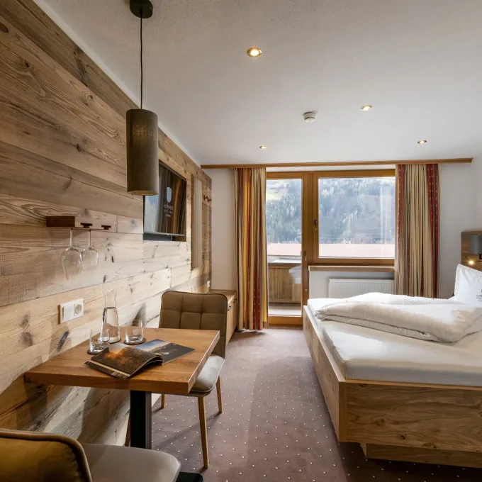 Deluxe double room with old wood