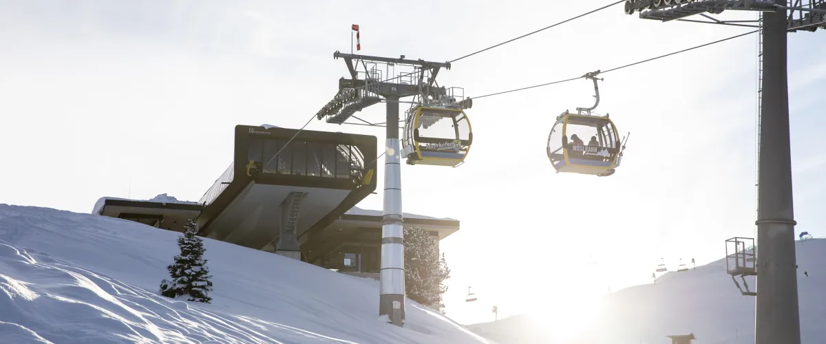 Skigebied in het Zillertal met moderne bergbanen en sneeuw