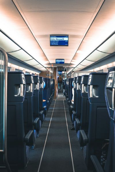 Zug Waggon mit Komfort Sitzen