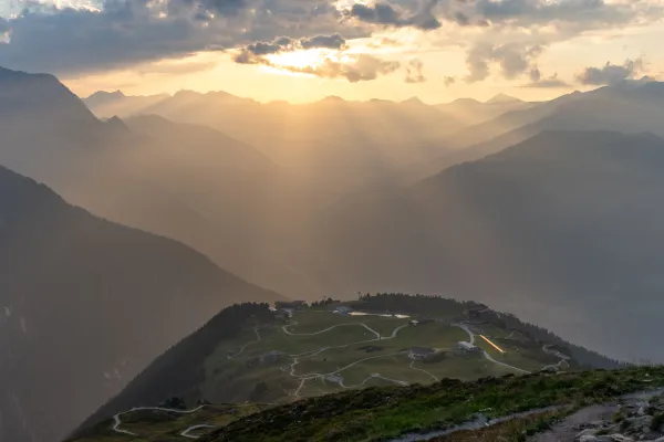 Spektakuläre Panorama-Aussicht von oben auf das weite Zillertal und die Tiroler Bergwelt bei Sonnenuntergang.