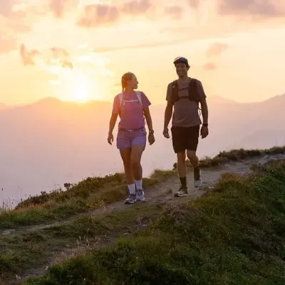 Wanderhotel Zillertal mit Panorama-Wanderung bei Sonnenuntergang in den Zillertaler Alpen