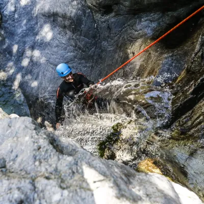 Abenteuerurlaub Tirol im Zillertal mit Canyoning durch wilde Schluchten und Wasserfälle der Zillertaler Alpen