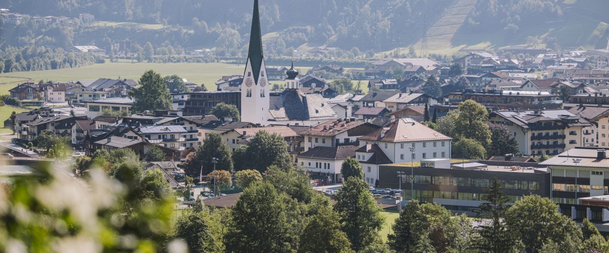 Zell am Ziller met kerk en Alpenlandschap in het Zillertal in Tirol